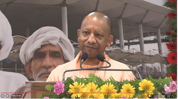 मुख्यमंत्री योगी का आभार जताने पहली उड़ान से लखनऊ आए जेवर के किसान, बोले- सपना कर दिया साकार
