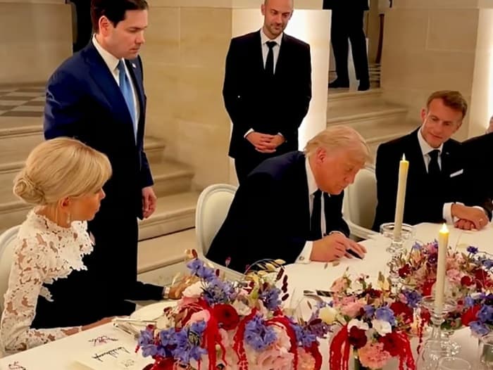 Trump and Przemysl sign US-Iran deal