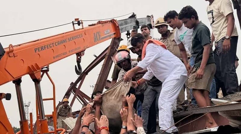 Taratala warehouse collapse: Death toll rises to 16; search for those trapped in the debris continues.