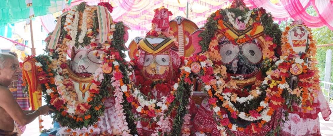 Three Thakurs appeared in Gajanan Vesha after bathing at Phulbani Temple