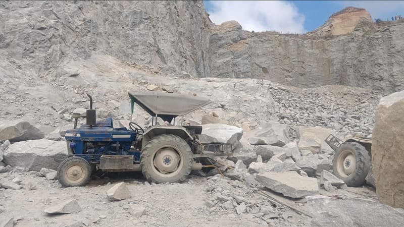 Big in Karnataka Accident, rocks in granite quarry 7 including five laborers of MP died due to fall