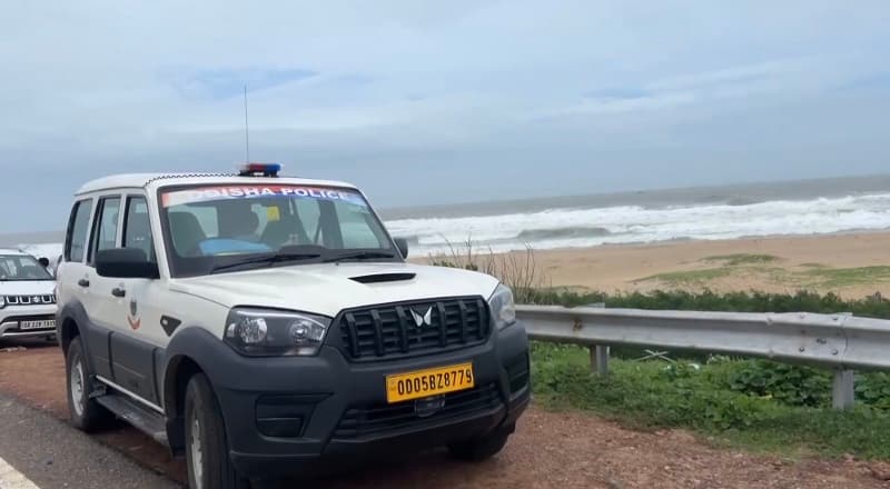 10 fishermen from Andhra Pradesh who were stranded in the sea were rescued safely by the prompt action of Puri police