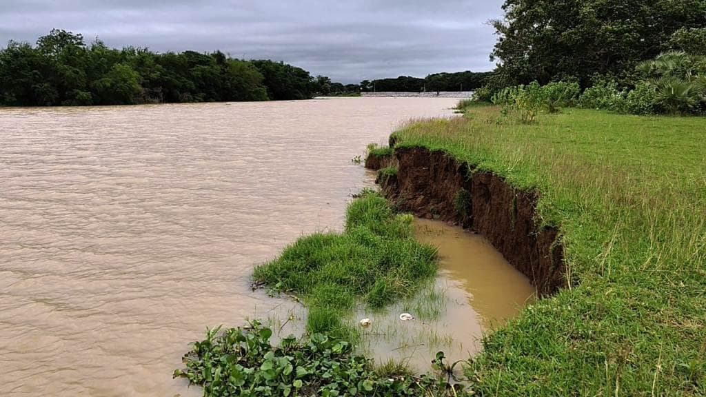 Rising water levels in Baitarani River, riverside villages in panic over weak embankments, 100-foot collapse of embankments