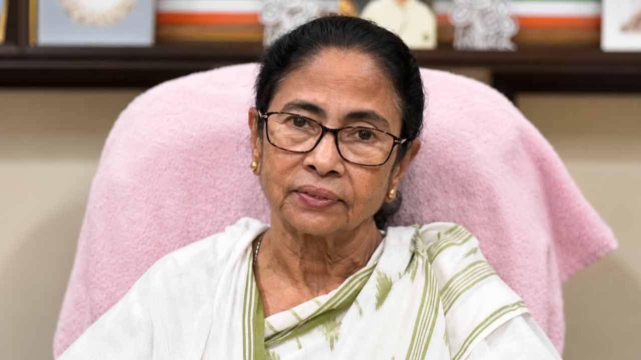 আপডেট) দলের বিদ্রোহীদের নিয়ে সুর অনেকটাই নরম করে ফেরার আর্জি মমতার