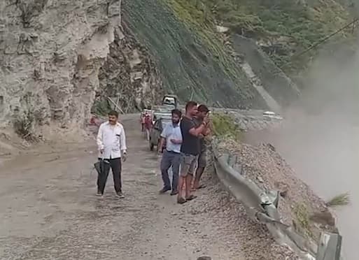 Risk of accidents! Traffic halted on Badrinath Highway due to heavy rain.