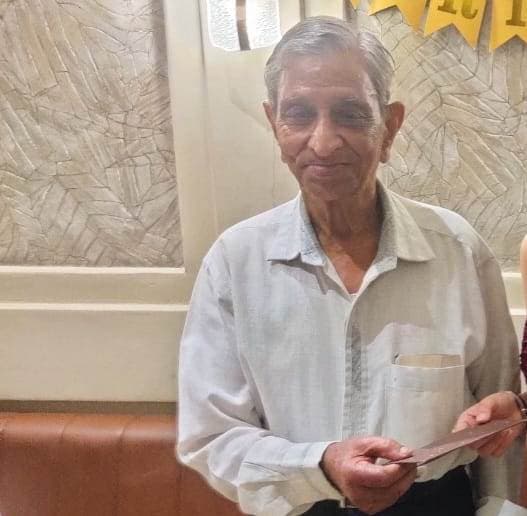 Stay alone at home The murder of an elderly person is three lakh rupees Accused of looting cash