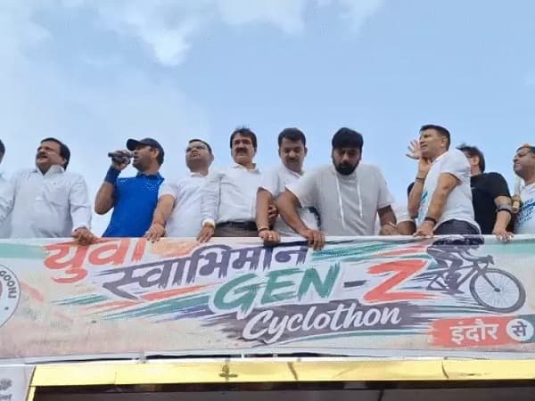 MP: Under the 'Students' Echo' campaign, Congress's 200 km cyclothon starts from Indore against paper leak and unemployment.