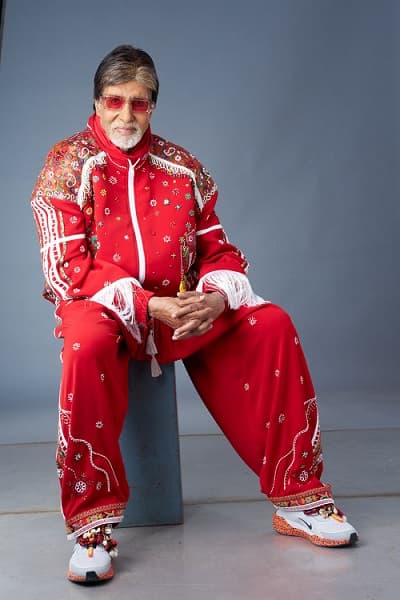 Amitabh Bachchan calls himself ‘overdressed RED’