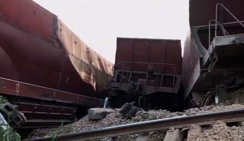 17 wagons of a goods train derailed in Pakistan; rail services disrupted.