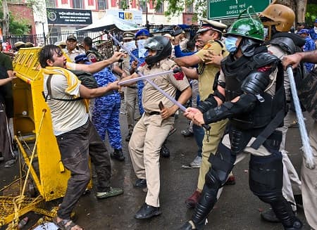 Over 118 police personnel injured in violent Delhi protest clashes