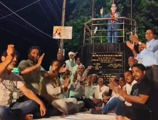 Raebareli: Congress workers staged a protest against the arrest of Rahul Gandhi and Priyanka.