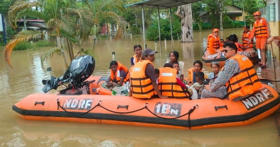Floods in Assam affect a population of 564,660 across 16 districts; death toll rises to 34.