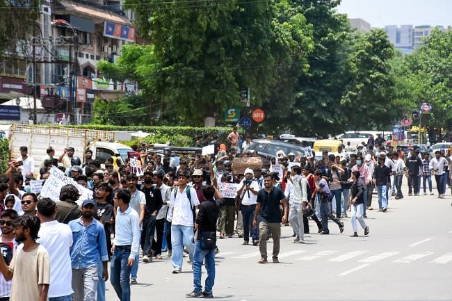 Bihar Bandh: Police, protesters clash in Patna as shutdown triggers disruptions across state