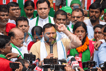 Tejashwi Yadav leads Bankipur roadshow, warns of stir over arrested students issue