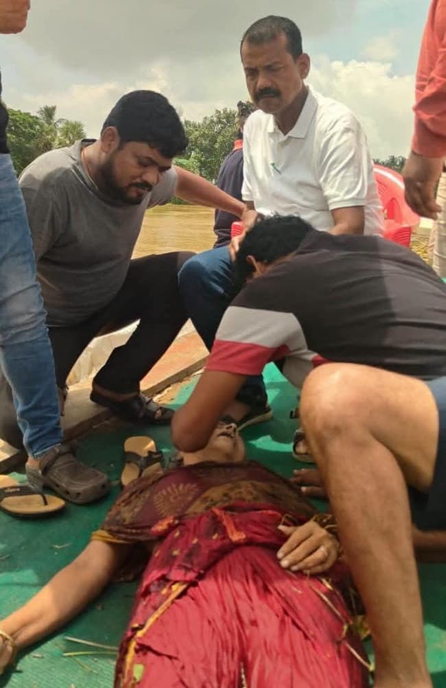An Indian team rescues an old woman who jumped into the Kanni river from the Manpur Bridge.