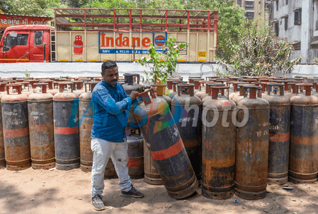 Commercial cylinders become cheaper from August 1; prices reduced by ₹202 in Delhi and ₹209 in Kolkata.