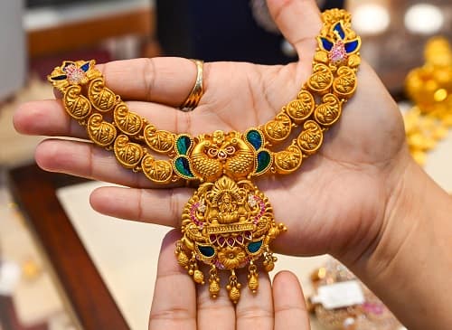 Gold posts 1.16 pc weekly dip amid firmer dollar