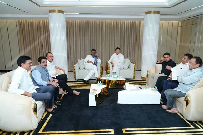 K’taka Congress crisis: Shivakumar, Surjewala rush to pacify disgruntled MLAs