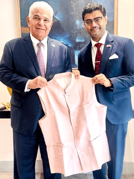 Indian Ambassador meets President of Panama, discusses ideas to boost relationship