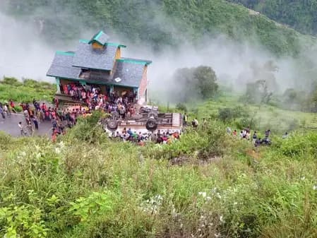 Himachal Pradesh Private bus overturns in Chamba, 7 dead, 11 injured