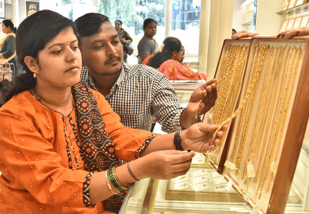 Gold posts 4.73 pc weekly gain as US Fed rate hike bets weaken