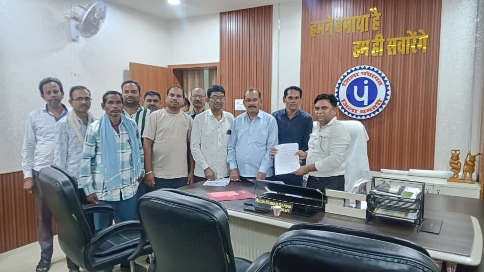 भटगांव में अतिक्रमण के नाम पर घरों की नापजोख से ग्रामीण नाराज, जिपं अध्यक्ष अरुण से शिकायत