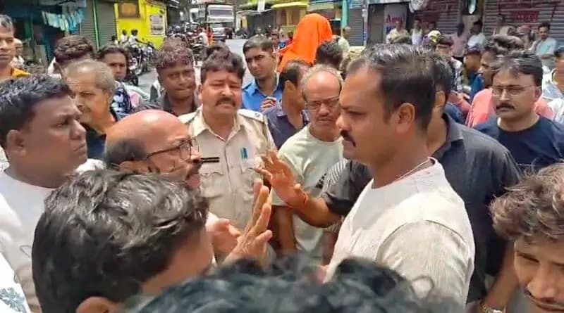 सालानपुर : ट्रक की चपेट में आने से बुजुर्ग घायल