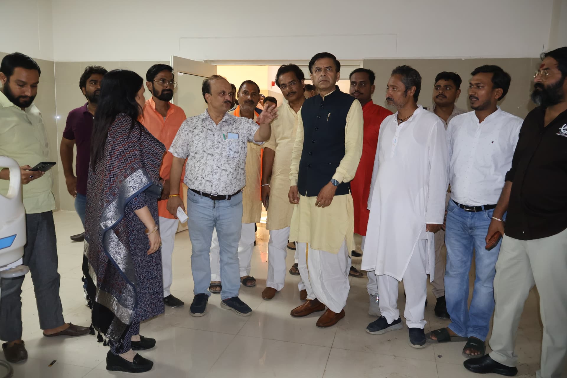 सांसद शशांक मणि ने किया ट्रामा सेंटर का निरीक्षण