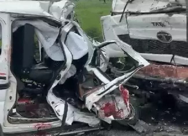 Trolley rams into van carrying pilgrims in Dhar, MP; 6 youths from Gujarat killed.