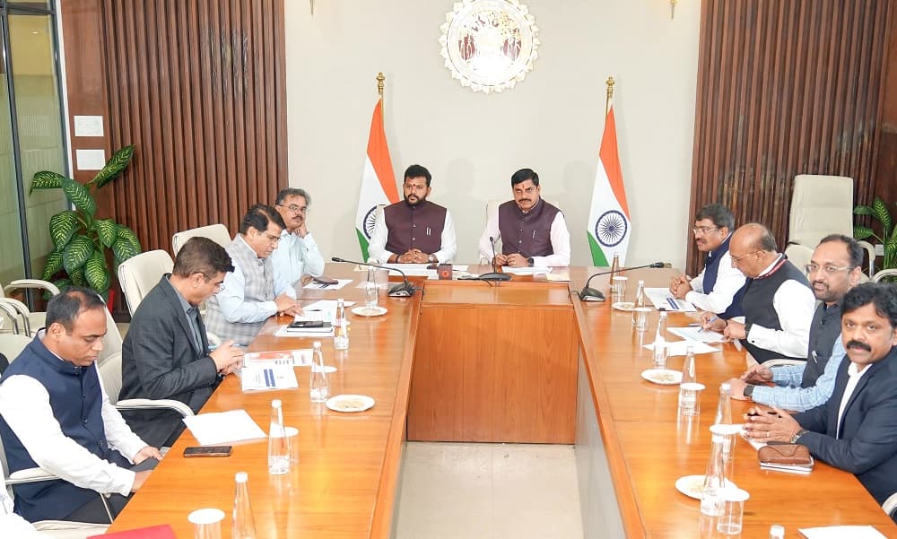 Union Minister Naidu reviewed various activities of the Aviation Department in Madhya Pradesh.