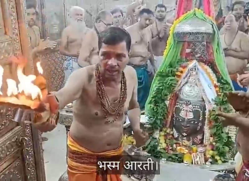 Divine adornment of Mahakal during the Bhasma Aarti in Ujjain today; the second procession of the Shravan month will be taken out this evening.