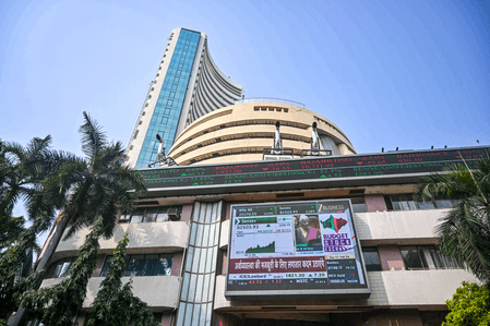 Sensex, Nifty trade flat in early deals on mixed cues