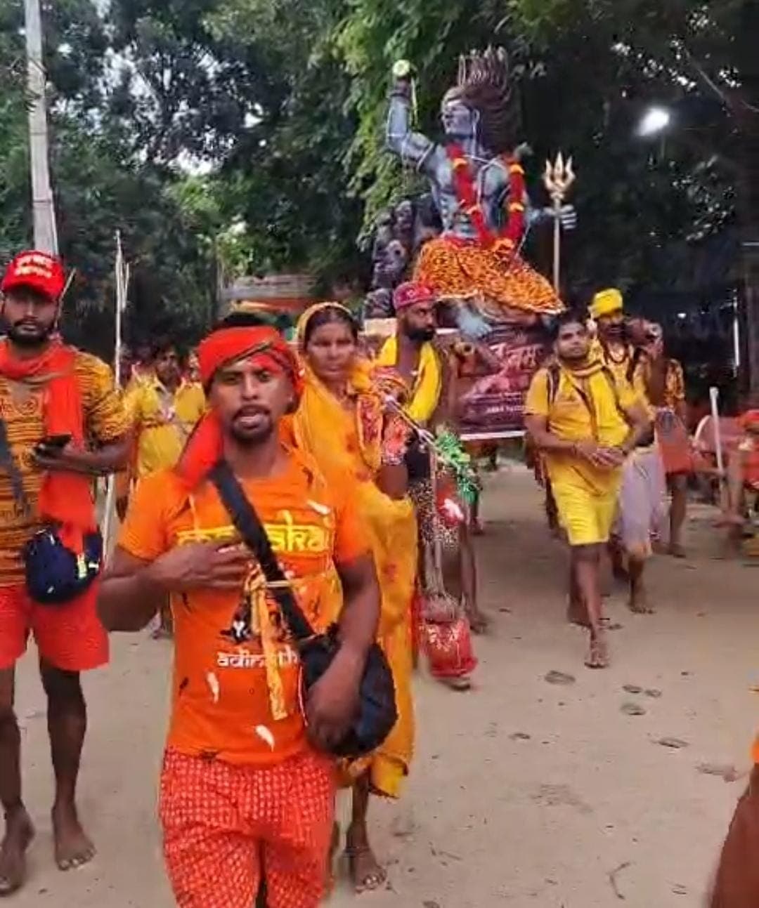 Kolkata's 150 kg 'Mahakal Kanwar' becomes the center of attraction on the Deoghar route; huge crowds are flocking to see it.