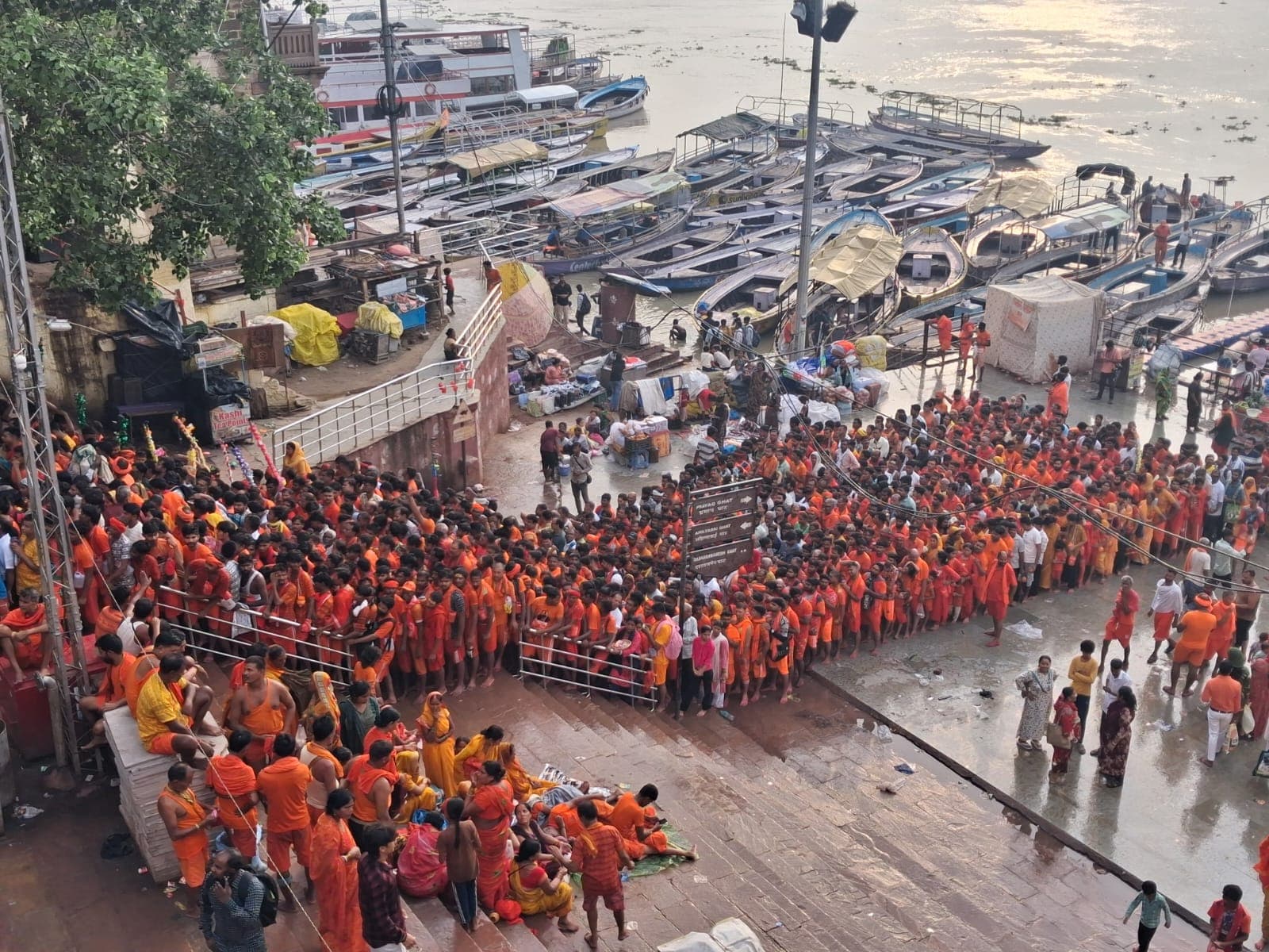 Varanasi: On the second Monday of Sawan, the District Magistrate took to the streets and interacted with Kanwariyas.
