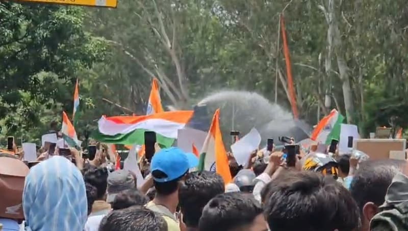 Students lay siege to the Legislative Assembly against alleged irregularities in JPSC-JSSC exams.