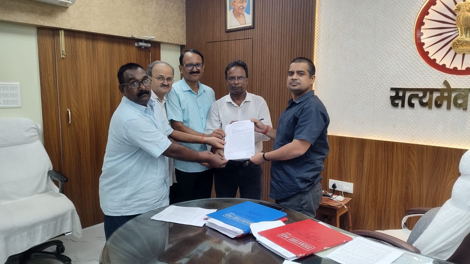 Protest at the main gate of the Collectorate over a 31-point list of demands; employees submitted a memorandum of demands.