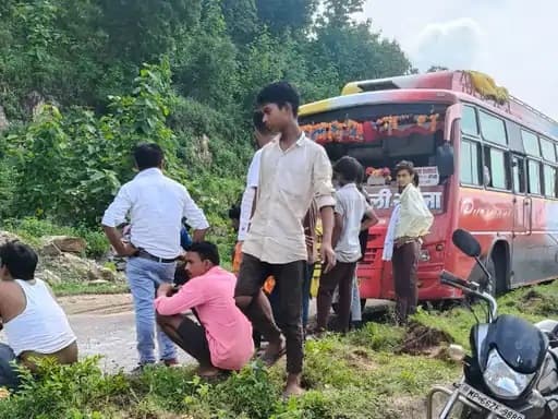 Head-on collision between a bus and a pickup truck on the Deosar road in Singrauli; passengers have a narrow escape.