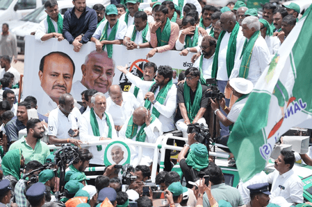 K’taka: Deve Gowda flags off second day of Bidadi padayatra