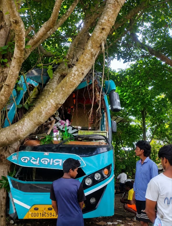 Bus bound for Jhargram crashes into a tree; several injured.