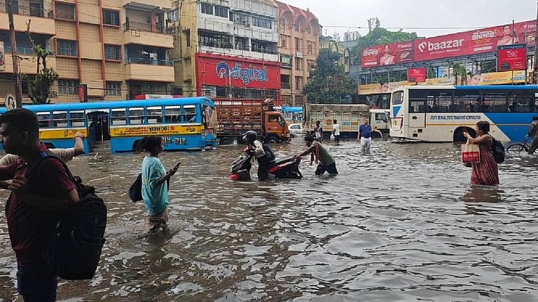 Clouds rapidly changed the weather pattern in Kolkata and its surrounding areas; Kolkata recorded up to 130 mm of rainfall in one hour.