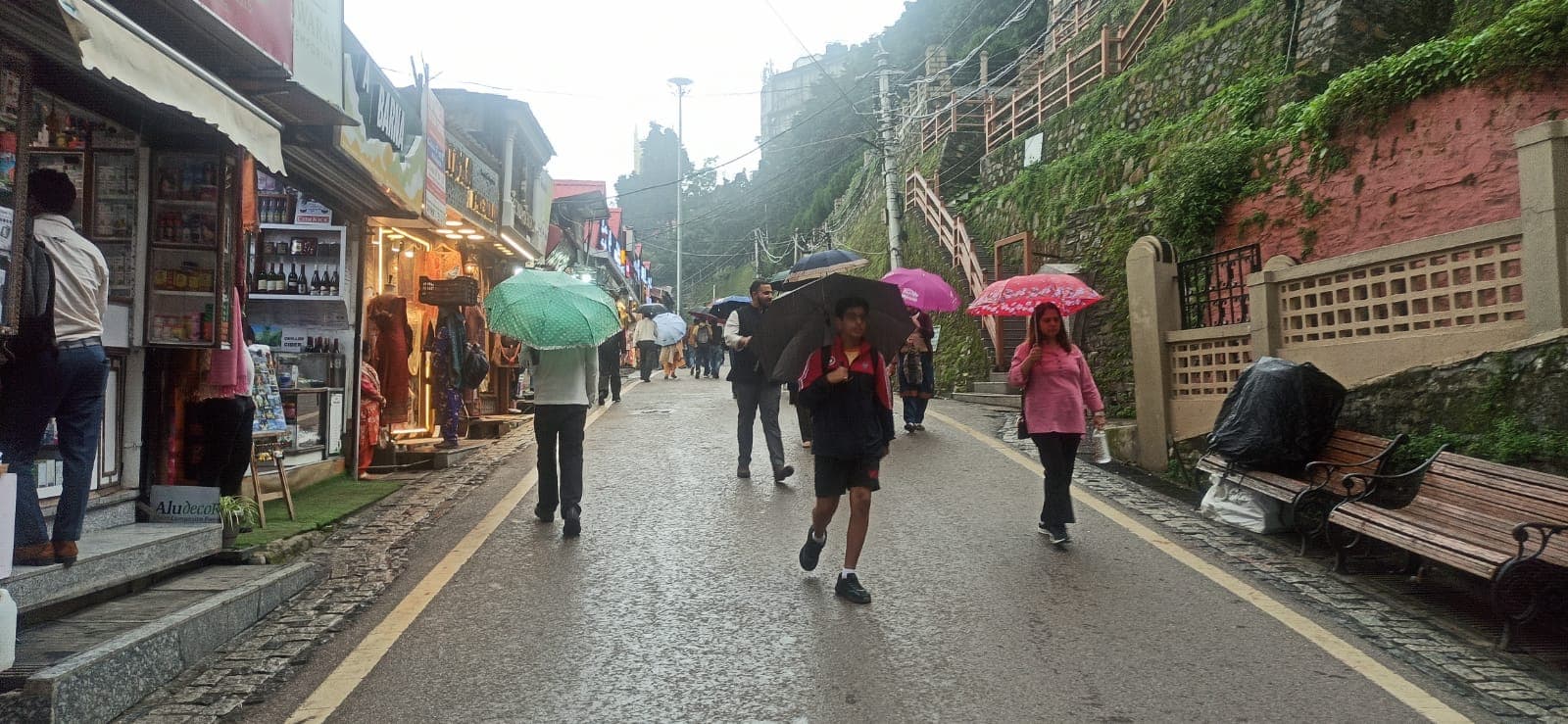 Rain disrupts normal life in Himachal; 259 roads closed, schools shut in Kullu.