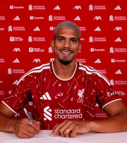 Liverpool have signed Barcelona defender Ronald Araujo on loan.