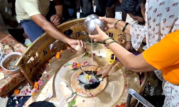 शिवालयों में उमड़ा आस्था का सैलाब, हर-हर महादेव से गूंजा हरिद्वार