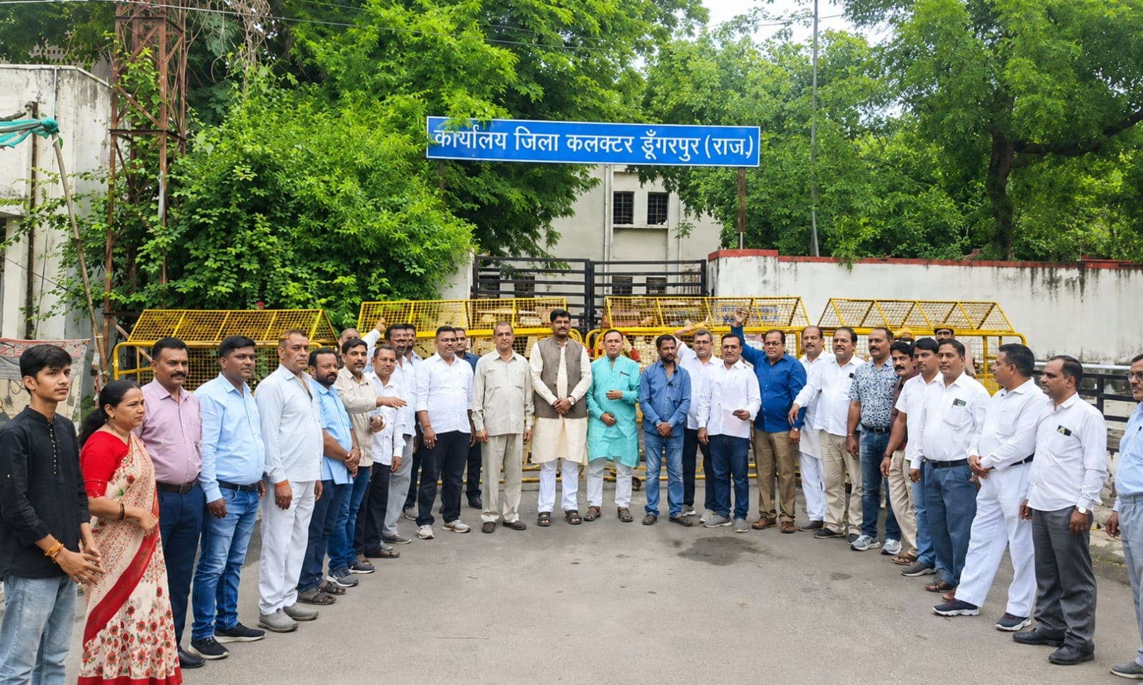Congress takes to the streets to seek justice for the victim families of the Dangawas incident; protests at the Collectorate.