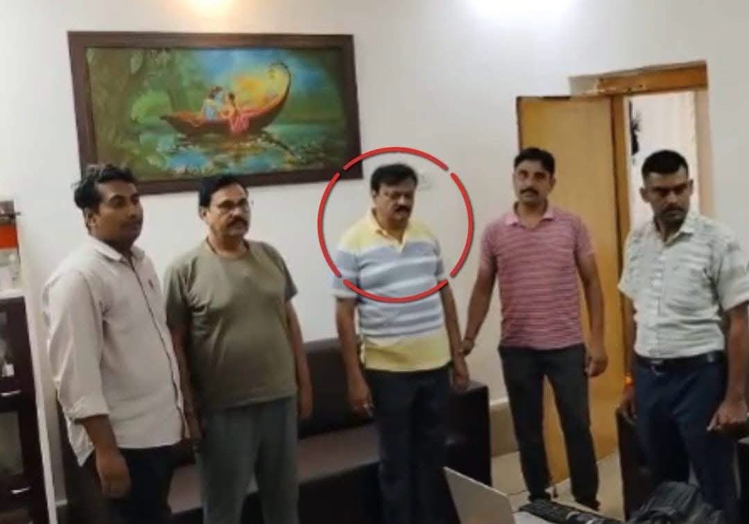 रीवा : लोकायुक्त की बड़ी कार्रवाई, पीडब्ल्यूडी के प्रभारी मुख्य अभियंता 50 हजार रुपये की रिश्वत लेते रंगे हाथ गिरफ्तार