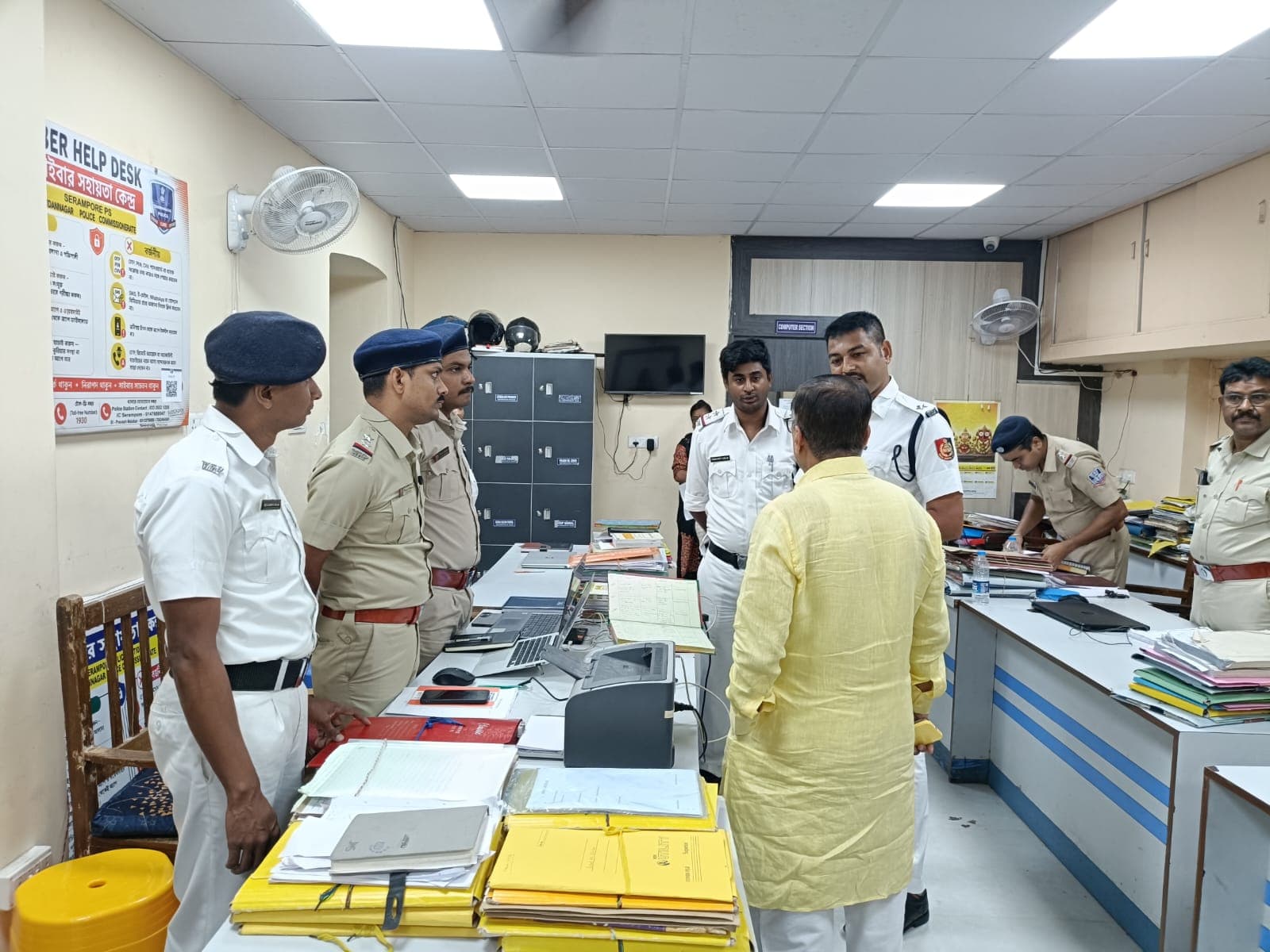 मंत्री भास्कर भट्टाचार्य ने किया श्रीरामपुर थाने का औचक निरीक्षण, व्यवस्थाओं का लिया जायजा