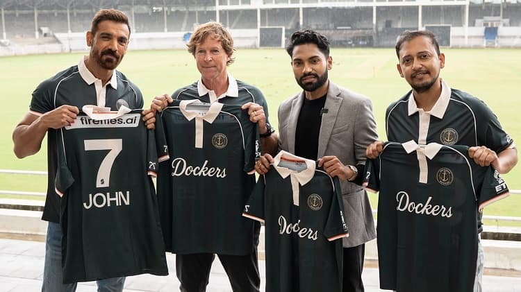 Rotterdam Dockers' jersey launched; Jonty Rhodes and John Abraham unveiled it.