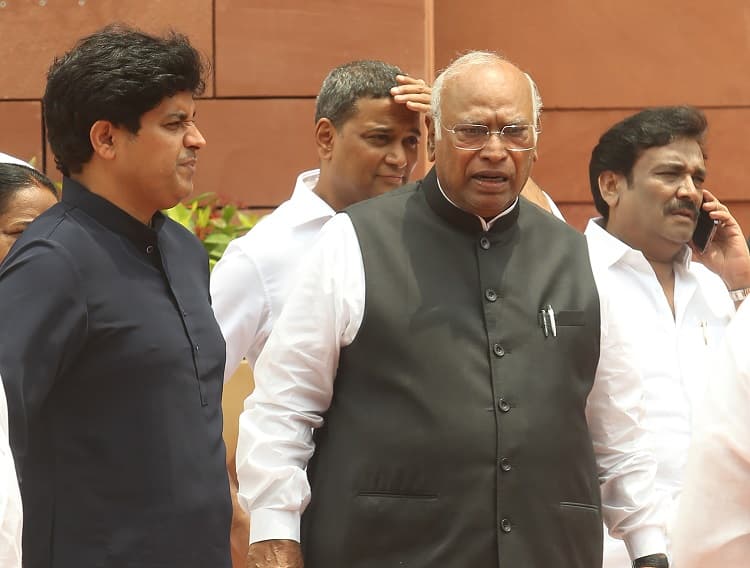 Some people are working to divide the country in the name of religion: Kharge