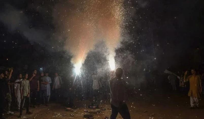 In the celebration of August 14 in Karachi, Pakistan, people drowned in gunfire, women died, at least 94 people were injured.