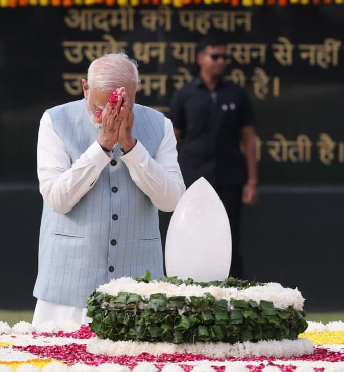 Prime Minister Modi visited 'Sadaiv Atal' and paid tribute to former Prime Minister Vajpayee; Rajnath and Shah also paid their respects.